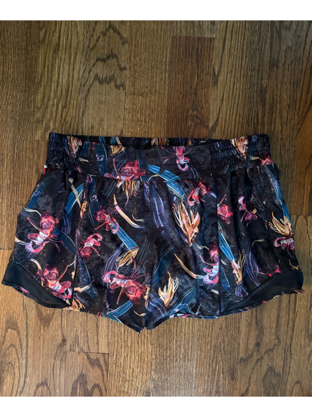 lululemon athletica limited edition hotty hot shorts 4 inch inseam size 14